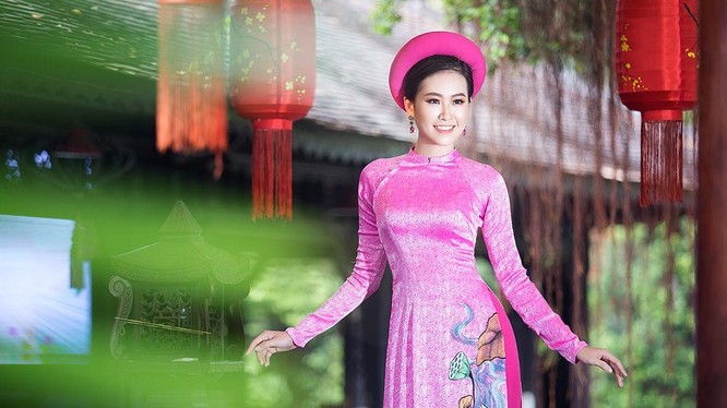 Trần Đình Thạch Thảo - Á hậu Phụ nữ Việt Nam 2017 xinh lung linh trong các mẫu áo dài của nhà thiết kế Việt Hùng