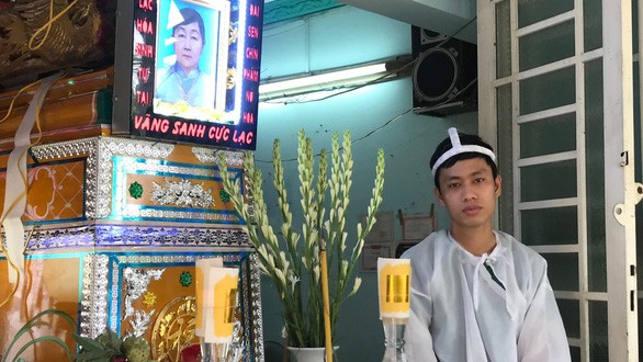 Con trai bệnh nhân Nguyễn Thị Trí đau buồn mất đi thân nhân sau 4 giờ nằm trong phòng cấp cứu 