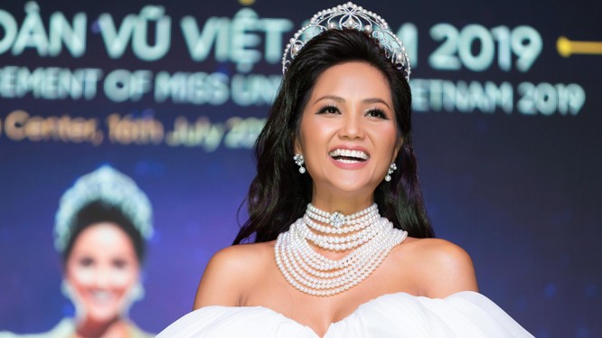 Cận cảnh chiếc vương miện trị giá tương đương 2,7 tỷ dành cho hoa hậu H' Hen Niê 