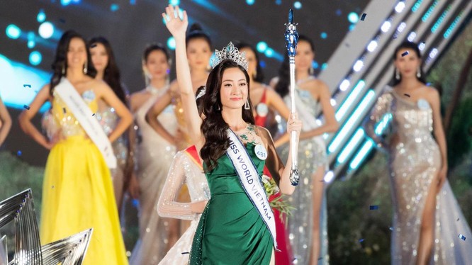 Hoa hậu Lương Thùy Linh vừa đăng quang đã vướng tin đồn mua giải do có mẹ giữ chức vụ cao tại Kho bạc Nhà nước tỉnh Cao Bằng