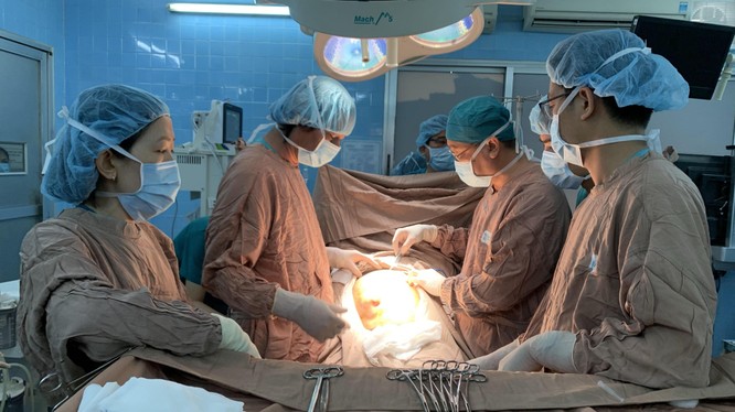 BS. Nguyễn Văn Tiến, Trưởng khoa Ngoại 1 và các BS trong kíp mổ của một ca phẫu thuật đặc biệt xử lý khối u khủng tại BV Ung bướu TP. Hồ Chí Minh