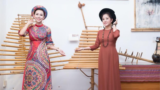 Nghệ sỹ Thúy Nga đeo vòng trầm hương, Đại sứ An Xinh diện áo dài Việt Hùng cùng "Thắp sáng ước mơ" cho trẻ em nghèo trong mùa Trung thu 