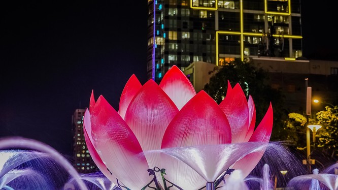 Đài phun nước với hình tượng chính là nụ hoa sen, gần Công viên tượng đài Chủ tịch Hồ Chí Minh