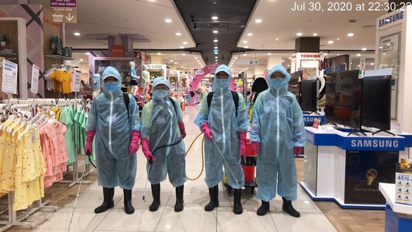 Nhân viên y tế khử khuẩn Aeon Mall Bình Tân - Ảnh: Aeon Mall cung cấp