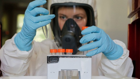 Một nhà khoa học làm việc trong phòng nghiên cứu vắcxin COVID-19 tại Matxcơva, Nga, ngày 6/8 - Ảnh- REUTERS
