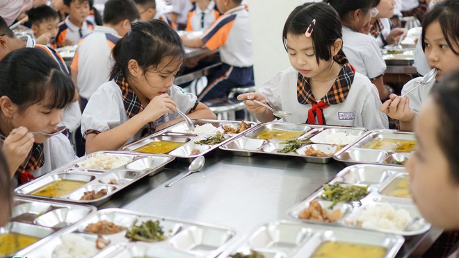 Bữa ăn trưa ngày 3/11 của học sinh Trường Tiểu học Trần Thị Bưởi (Ảnh: Minh Nhật) 