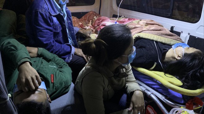 Hai bệnh nhân nặng được tàu cứu nạn đưa về Đà Nẵng điều trị khẩn cấp trong đêm 4/11 (Ảnh: Nguyễn Tú)