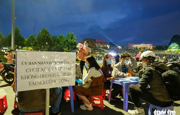 Khách du lịch quá đông, lực lượng chức năng tỉnh Lâm Đồng xử phạt người không đeo khẩu trang - Ảnh: Đức Thọ