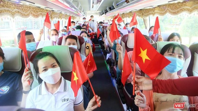  Đoàn y bác sĩ Bệnh viện Đa khoa Trung ương Quảng Nam lên đường hỗ trợ TP.HCM chống dịch COVID-19. Ảnh: Hồ Xuân Mai
