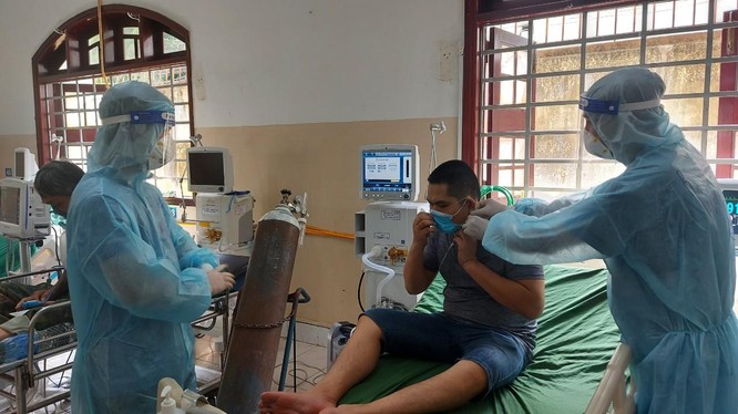 Thầy thuốc BV Bạch Mai chăm sóc bệnh nhân tại BVĐK Thống Nhất Đồng Nai - Ảnh: BYT 