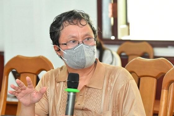 Bác sĩ Trương Hữu Khanh phát biểu về phòng chống dịch Covid-19. Ảnh: Việt Dũng
