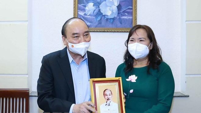 Chủ tịch nước Nguyễn Xuân Phúc thăm tặng quà cho thạc sĩ nhà giáo Triệu Thị Huệ - Nguyên tổ trưởng tổ Văn Trường THPT chuyên Lê Hồng Phong