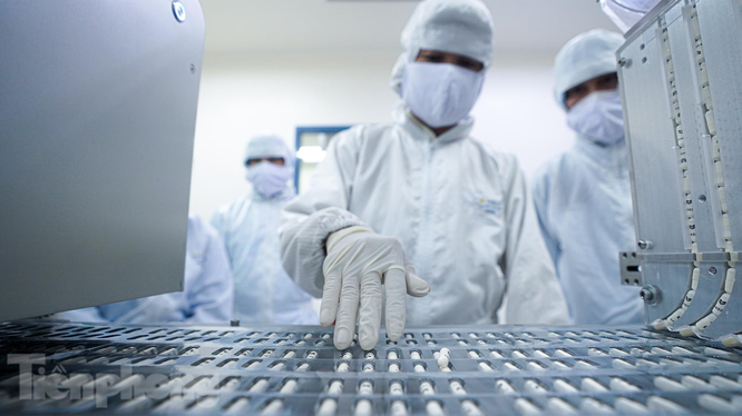Bên trong nhà máy sản xuất thuốc đặc trị COVID-19 Công ty TNHH Liên doanh Stellapharm - Ảnh: Tiền Phong