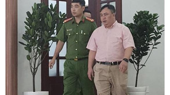Cơ quan điều tra khám xét và đưa ông Nguyễn Minh Khải rời bệnh viện. Ảnh: Tuổi trẻ