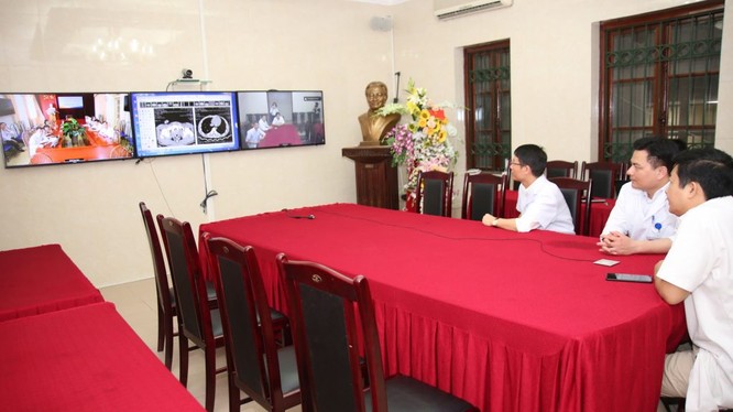 Bác sĩ Bệnh viện Hữu nghị Việt Đức hội chẩn trực tuyến cấp cứu bệnh nhân tai nạn giao thông tại Điện Biên