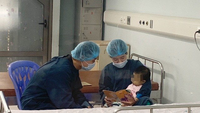 Bác sĩ Bệnh viện Nhi T.Ư chăm sóc cho bé V. sau khi mổ ghép gan.