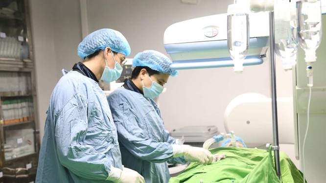 Bác sĩ của Bệnh viện đa khoa tỉnh Phú Thọ phẫu thuật cho bệnh nhi.