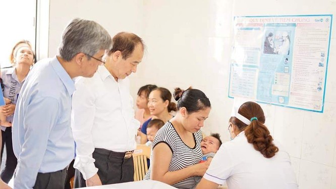 Tiêm chủng vaccine 5 trong 1 (SII) mới tại Trạm Y tế xã Thi Sơn, huyện Kim Bảng, tỉnh Hà Nam ngày 25/5.