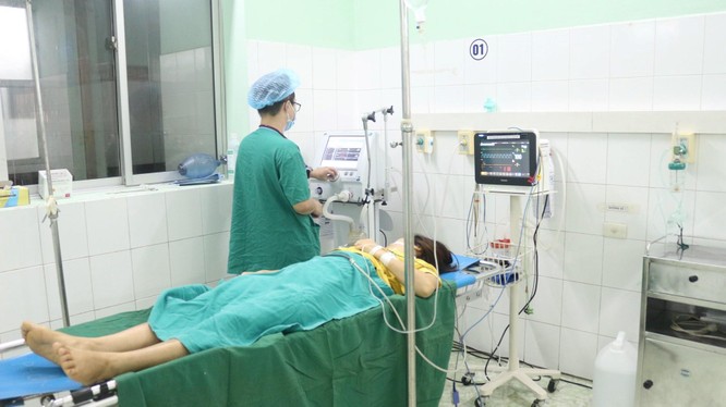 Bác sĩ của Bệnh viện đa khoa tỉnh Tuyên Quang chăm sóc cho bệnh nhân sau mổ.
