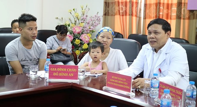 Vợ chồng bệnh nhân Nguyễn Thị Liên tới đón bé Bình An tại Bệnh viện Phụ sản Trung ương hôm nay 15/7.