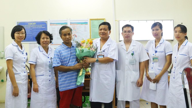 Ông Siêng Bun Thăn tặng hoa cho các bác sĩ của Bệnh viện Phổi Trung ương.