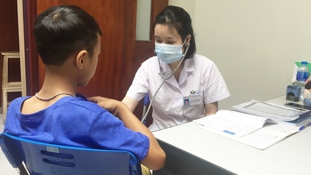 Bác sĩ khám cho trẻ tại Bệnh viện Nhi Trung ương.