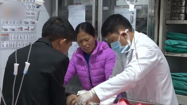 Bác sĩ Bệnh viện Hữu nghị Việt Đức cấp cứu cho một bệnh nhân nguy kịch.