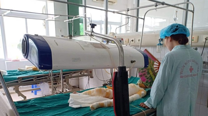 Người nhà bệnh nhi chăm sóc cho một trong 3 em bé ở Hà Nam bị bỏng.