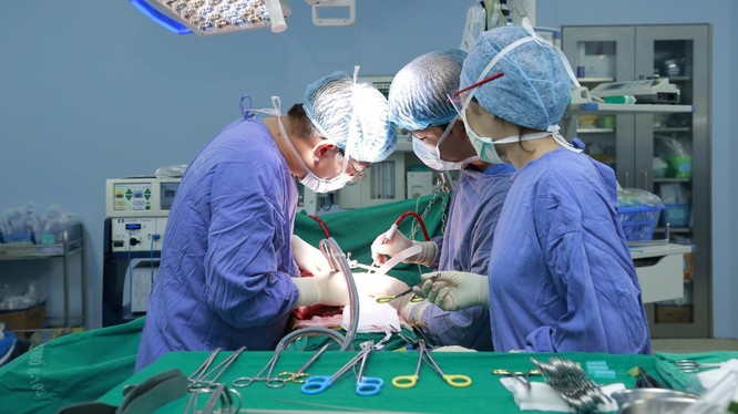 Ca phẫu thuật diễn ra trong 5 giờ đồng hồ, loại bỏ khối u kích thước "khủng" cho bệnh nhân.