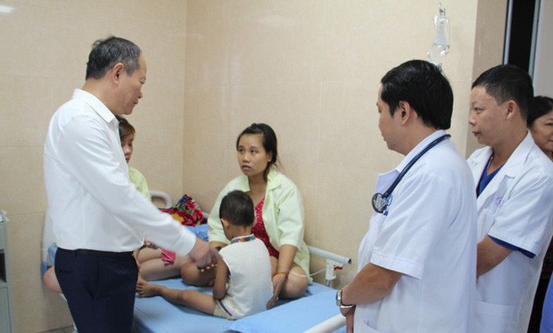 Một em bé mầm non được điều trị tại Trung tâm Y tế huyện Cẩm Khê (Ảnh: VTV)