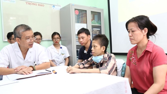 PGS.TS Nguyễn Hữu Ước chúc mừng bệnh nhân Nguyễn Văn Đức được xuất viện.
