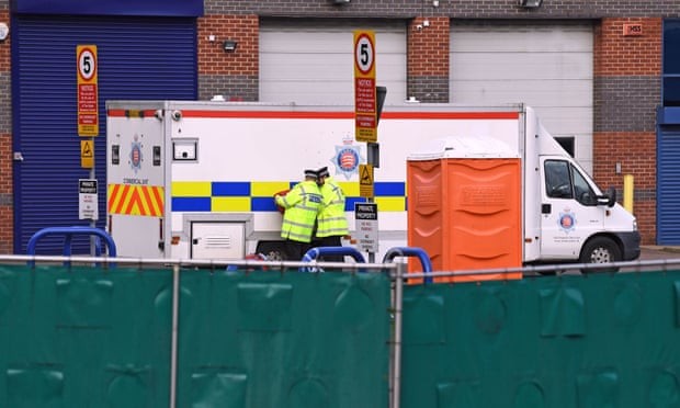 Thi thể của 39 người được vận chuyển bằng xe cứu thương tư nhân, có sự hộ tống của cảnh sát (Ảnh: The Guardian)