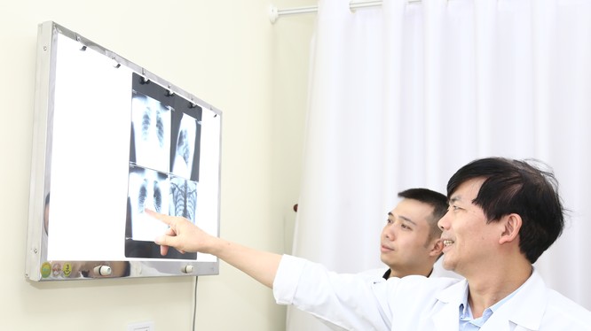 PGS.TS. Nguyễn Xuân Hùng, Giám đốc Trung tâm Đại trực tràng - Tầng sinh môn, Bệnh viện Hữu nghị Việt Đức thăm khám qua kết quả chụp X-quang.