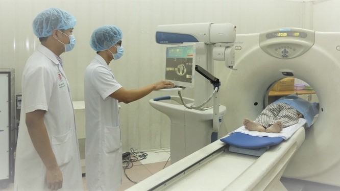 Bệnh nhân ung thư giai đoạn cuối được điều trị bằng kỹ thuật giảm đau bằng tiêm cồn tuyệt đối diệt hạch thân tạng dưới sự hướng dẫn của robot Maxio.