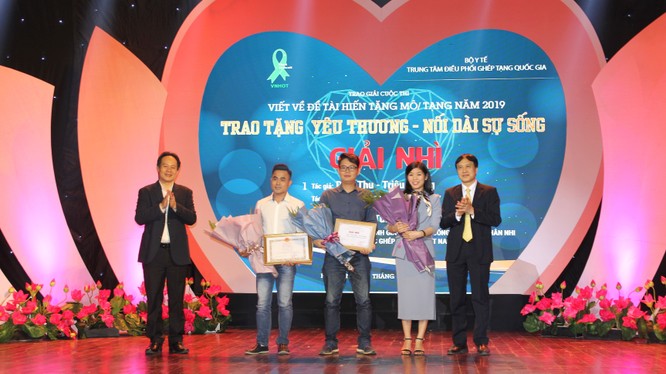 Ban tổ chức trao giải thưởng cho các tác giả đoạt giải trong cuộc thi.