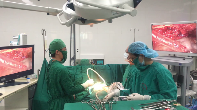 Nhóm bác sĩ của Bệnh viện Phổi Trung ương phẫu thuật cắt u cho bệnh nhân T.