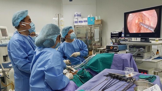 Một ca phẫu thuật nội soi tại Bệnh viện Đại học Y Hà Nội