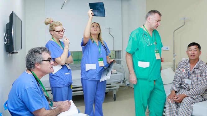 Nhóm bác sĩ của Tổ chức Operation Walk Ireland thăm khám cho bệnh nhân tại Bệnh viện Trung ương Quân đội 108.