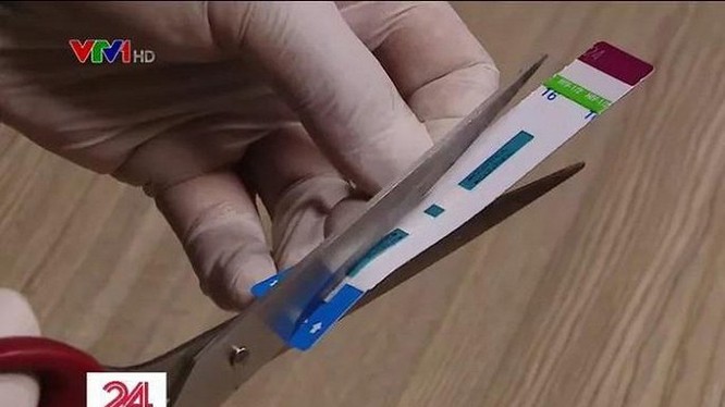 Que thử HIV, viêm gan B bị cắt đôi trước khi làm xét nghiệm cho bệnh nhân (Ảnh: VTV 24)
