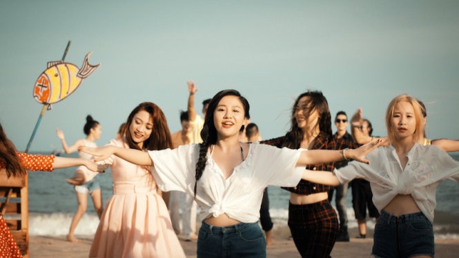 Xem MV mới 'Sống không đợi chờ' của Văn Mai Hương