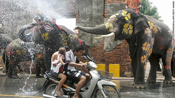 Kỳ thú lễ hội Lễ hội Songkran - Thái Lan