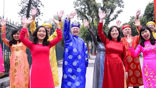Video: Đại sứ Canada mặc áo dài, ngồi xích lô hát tiếng Việt chúc Tết