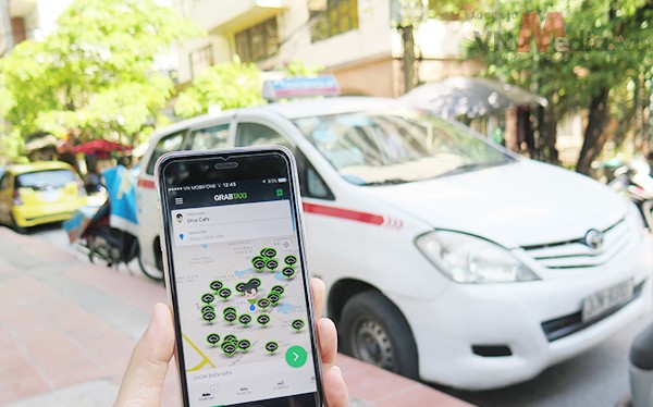 Uber, Grab đua điều chỉnh giá cước tăng dù xăng giảm kỷ lục