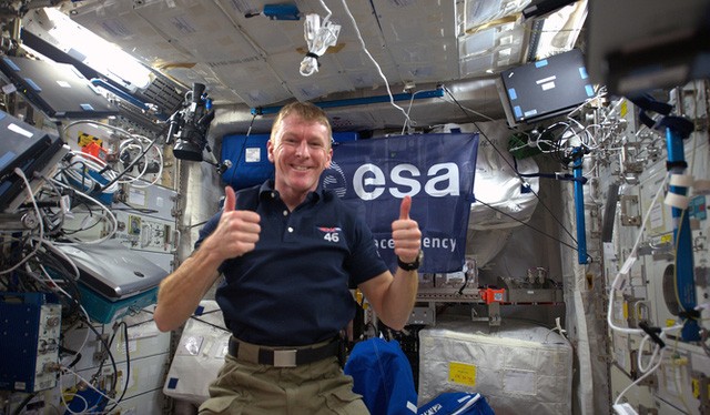 Tim Peake chụp bức ảnh đầu tiên trên ISS