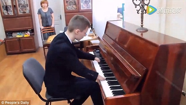 Khâm phục cậu bé không tay đánh đàn piano