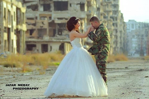 Bộ ảnh cưới có một không hai giữa Syria đổ nát