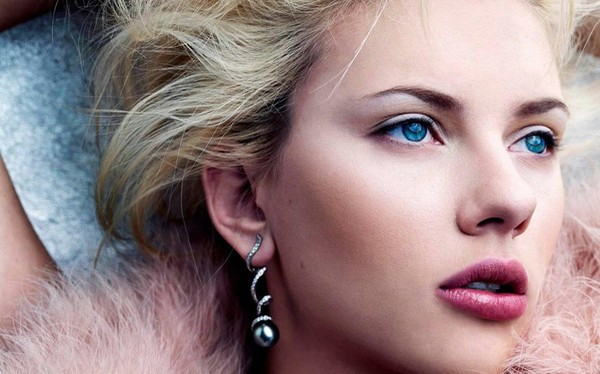 Số lần Scarlett Johansson đứng đầu các bảng xếp hạng người đẹp của phương Tây có lẽ là "không đếm xuể". Với thân hình nóng bỏng, gương mặt xinh đẹp, ngôi sao người Mỹ được cho là người kế vị "biểu tượng gợi cảm" Marilyn Monroe