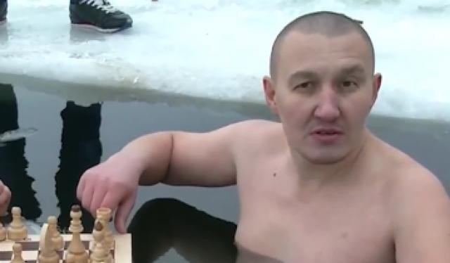 Đánh cờ dưới nước lạnh âm độ tại Nga