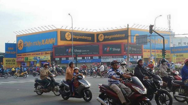 Hệ thống Thế Giới Di Động, Điện máy Xanh "bao vây" FPT Shop trên đường Phan Văn Hớn (Q.12, TP.HCM