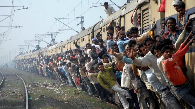 Ấn Độ là nước có mạng lưới đường sắt lớn thứ hai trên thế giới. Đồng thời, có đến 23 triệu người sử dụng đường sắt làm phương tiện di chuyển nên cảnh tượng nguy hiểm đến khó tin vẫn diễn ra hàng ngày trên các đoàn tàu lăn bánh.